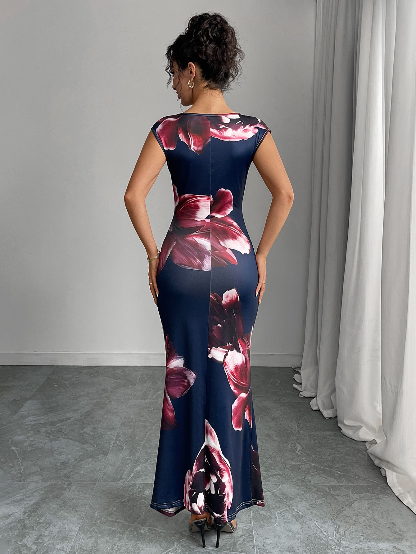 Sleeveless Bodycon Maxi Dress with Floral Print